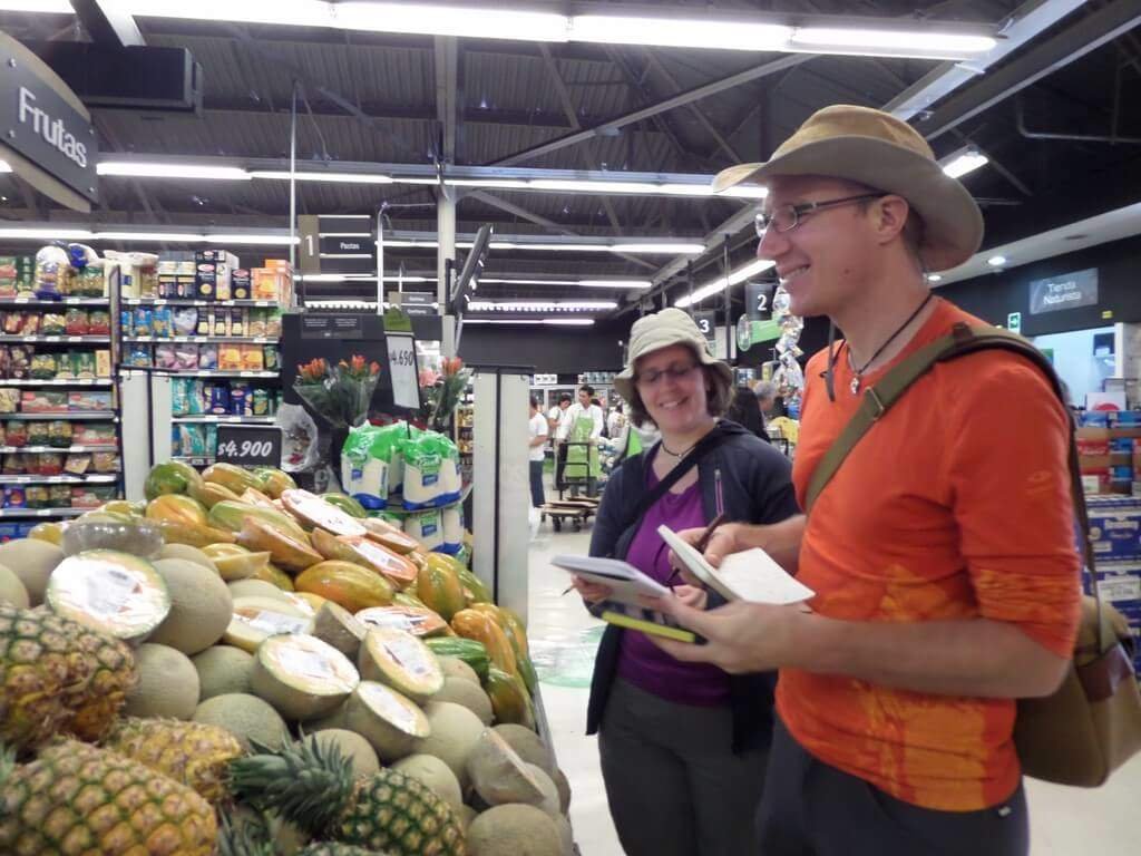 two students at a Class at the supermarket - Smart Spanish