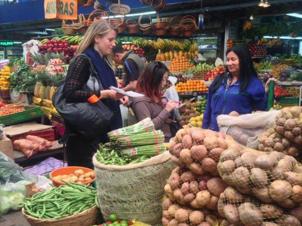 Regatear on a market